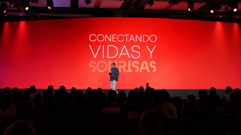 Conferencia panorámica con pantalla roja